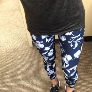 Athleta Med WaterFlower Salutation 7/8 leggings